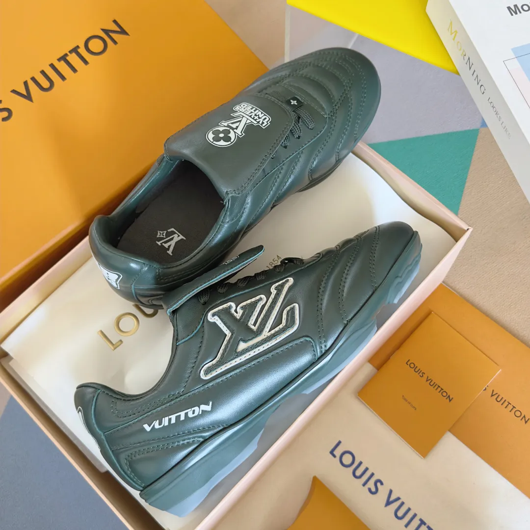 Top version: Couple model 640💰 LV Louis Vuitton L house Donkey brand latest Footprint series Couple model football sneakers casual running shoes original purchase development and production This Footprint Soccer sneaker was unveiled in the 2025 spring and summer series fashion show. It is the first sneaker designed by Pharrell Williams inspired by football shoes. The shoes are inspired by football, a sport that spans generations and cultures, echoing the 2025 spring and summer series fashion show's theme of unity and universal participation. The shoe is famous for its sleek design, with the dynamic IV Initials logo embellished on the side, the tongue embellished with the Lvers United badge inspired by the football team, and the foot pattern rubber sole decorated with multiple Louis Vuitton logos. Exquisitely packaged at the delivery counter🛍📦 ▪️Material: Original imported first-layer cowhide ▪️Lining: Original custom-made soft sheepskin lining ▪️Sole: Original open-molded two-color TPU combination sole ▪️Sole thickness: 3.5CM ▪️Size: Women’s 35-41 / Men’s 39-45